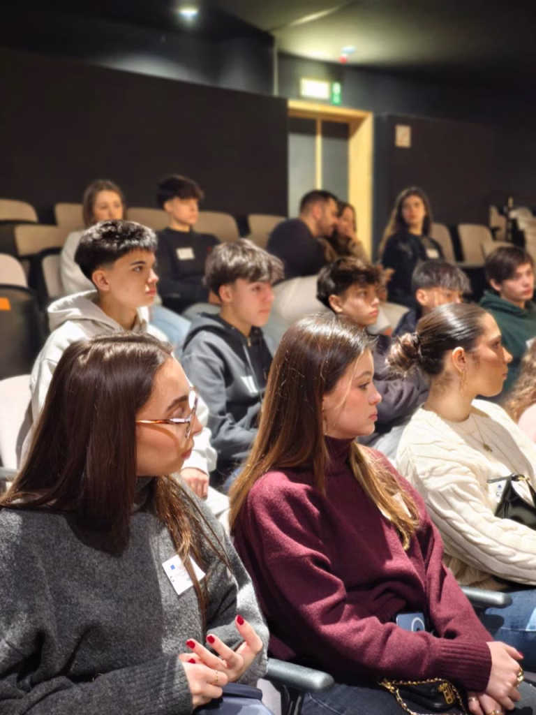 5809880584779057849_121